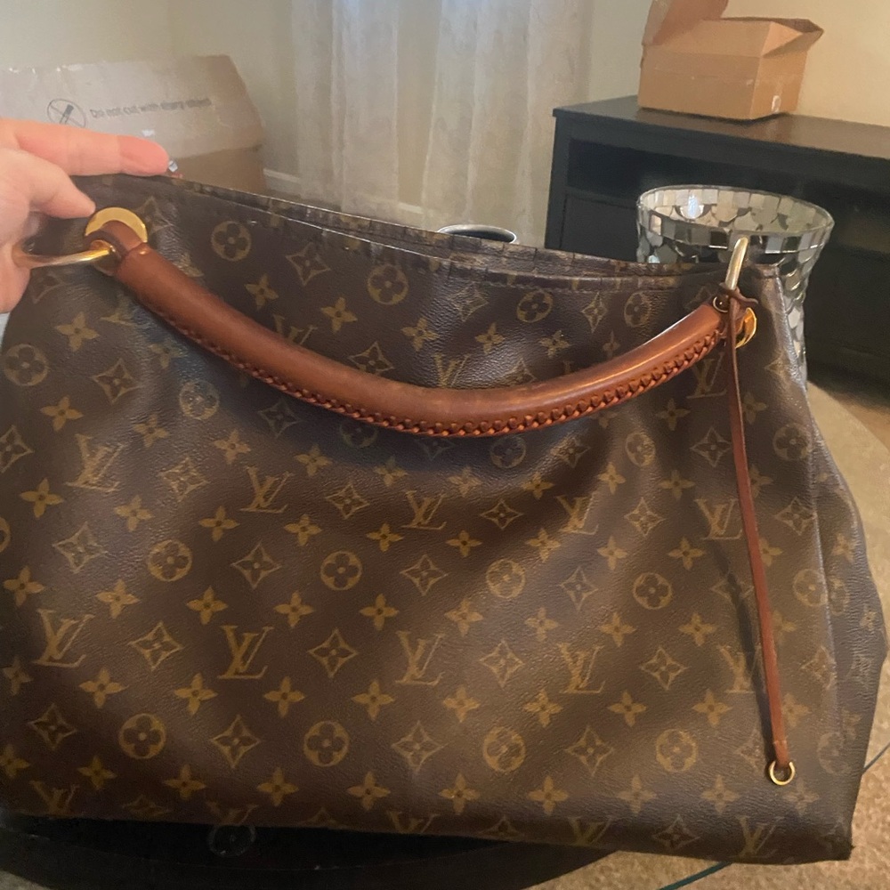 Louis Vuitton Brown Monogram Women's Bag. It’s a copy to my knowledge.